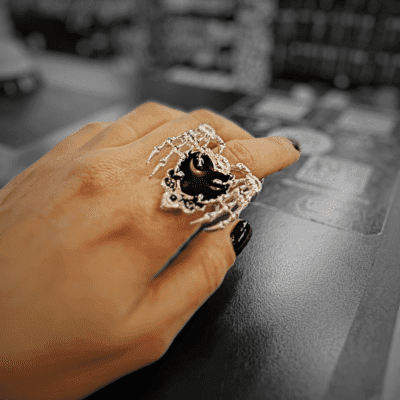 Kalp Detaylı Mineli Gölge Örümcek Yüzüğü Siyah