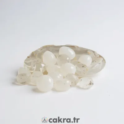 Kristal kuvars tamburlu 1 cm doğal yapısı, pürüzsüz yüzeyi ve sade görünümüyle meditasyon ve günlük kullanım için idealdir.