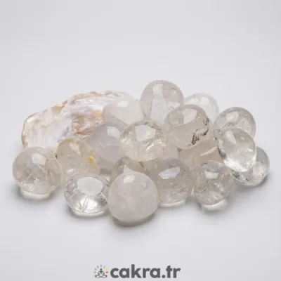 Kristal kuvars tamburlu 1 cm doğal yapısı, pürüzsüz yüzeyi ve sade görünümüyle meditasyon ve günlük kullanım için idealdir.