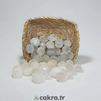 Kristal kuvars tamburlu 1 cm doğal yapısı, pürüzsüz yüzeyi ve sade görünümüyle meditasyon ve günlük kullanım için idealdir.