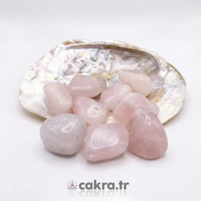 Pembe Kuvars Tamburlu 3 cm — açık pembe tonlarda, tamburlama ile pürüzsüzleştirilmiş parlak doğal taş (yakın plan).